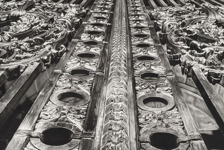 Puerta (2024). Carbonilla sobre papel maruflado, 200 x 140 cm