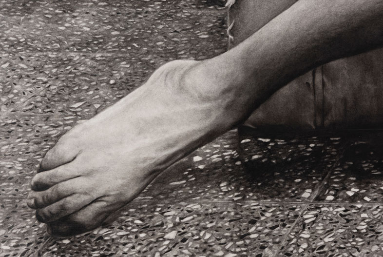 Retrato de Michelle Lacroix [detalle] (2022). Carbonilla sobre papel maruflado, 140 x 200 cm