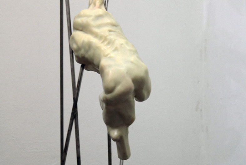 El doble es uno (2013). Cera pigmentada, hierro
