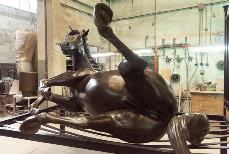 Valentino (2021). Bronce a la cera perdida, 300 x 300 x 200 cm