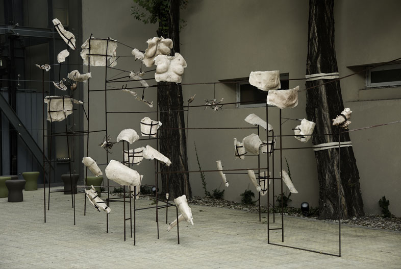 La naturaleza es hermosa (2017). Cera pigmentada, vendas, hierro, madera, hilo, medidas variables
