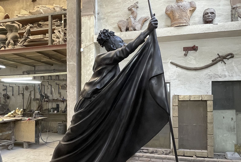 Posible retrato de María Remedios del Valle por Louis Yupanqui (2022). Bronce a la cera perdida, 220 x 100 x 180 cm
