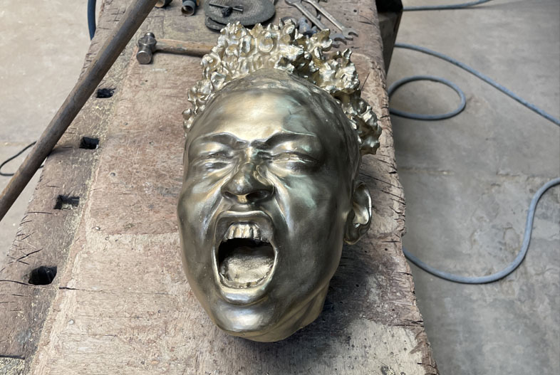 EPosible retrato de María Remedios del Valle por Louis Yupanqui (2022). Bronce a la cera perdida, 220 x 100 x 180 cm