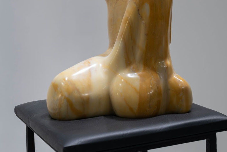 Figura 13 (2024). Mármol amarillo de Siena, 34 x 29 x 21 cm