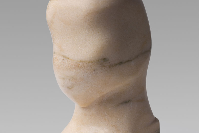 Rostro (2023). Mármol rosa de Portugal, 25 x 9.5 x 12 cm 