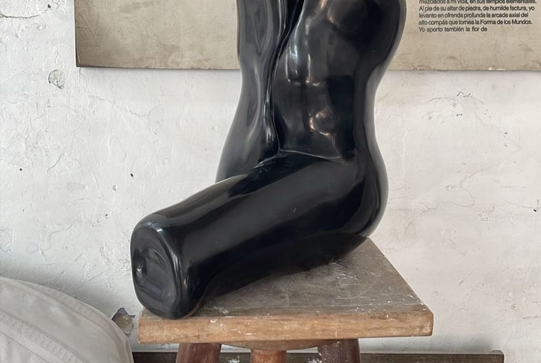 Doble (2025). Mármol negro belga, 42 x 52 x 25 cm