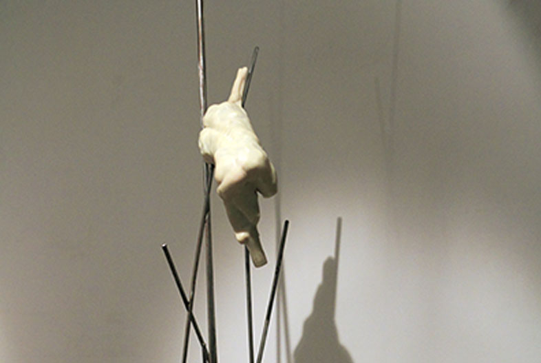 El doble es uno (2013). Cera pigmentada y hierro 