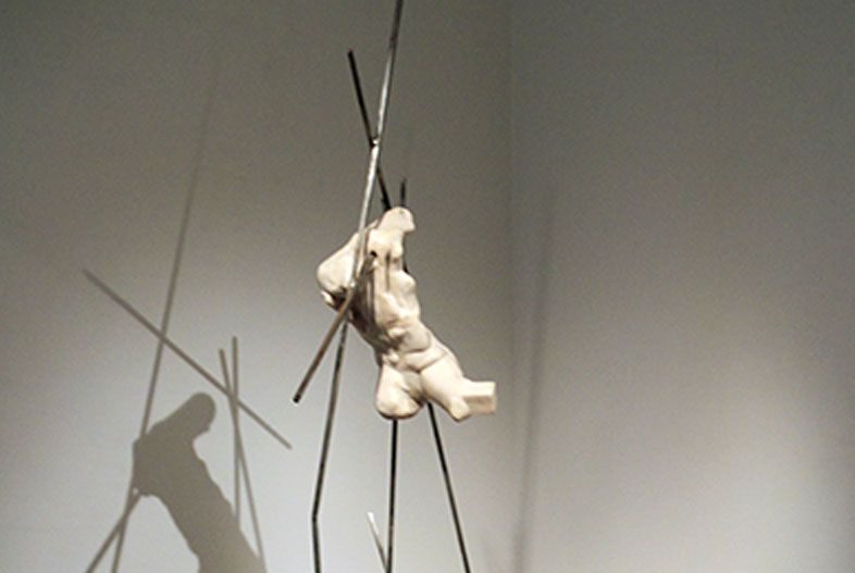 El doble es uno (2013). Cera pigmentada y hierro 