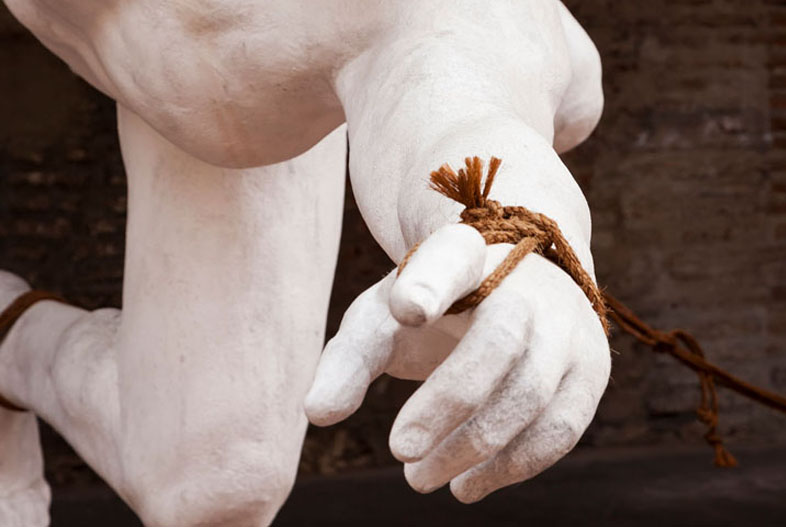 Luchadores (detalle) (2021). Impresión 3D, resina al agua y sogas, 233 x 415 x 168 cm