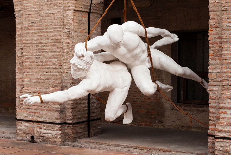 Luchadores (2021). Impresión 3D, resina al agua & sogas, 233 x 415 x 168 cm