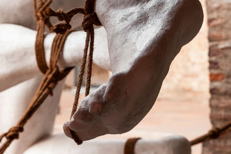 Luchadores (detalle) (2021). Impresión 3D, resina al agua y sogas, 233 x 415 x 168 cm
