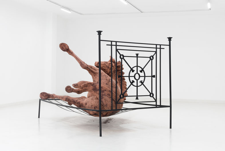 Caballo (2019). Arcilla, hierro y poliestireno expandido, 300 x 200 x 100 cm