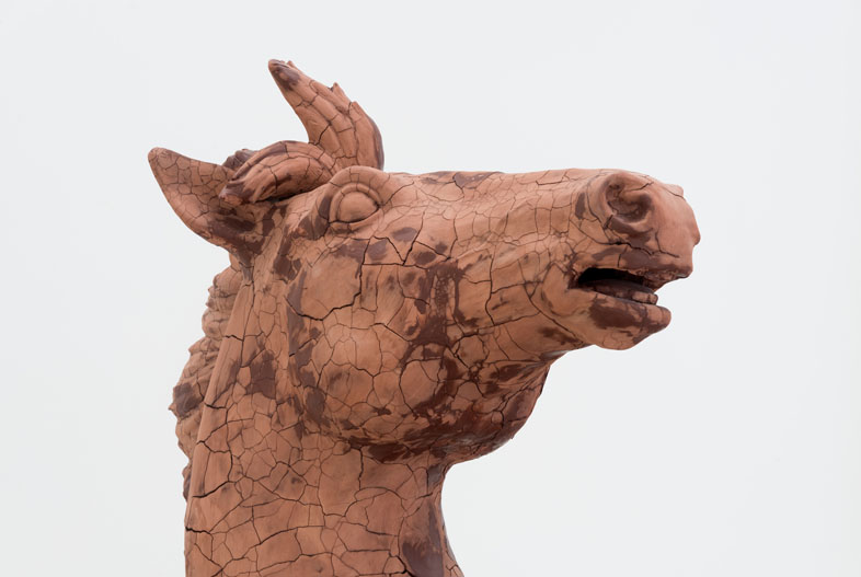 Caballo (detalle) (2019). Arcilla, hierro y poliestireno expandido, 300 x 200 x 100 cm