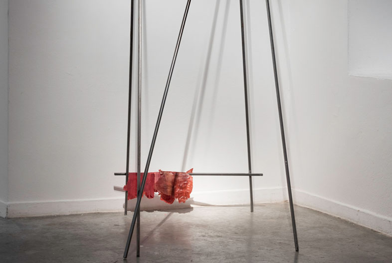 Cadalso (2016). Hierro, cera y pigmentos, 350 x 100 x 120 cm