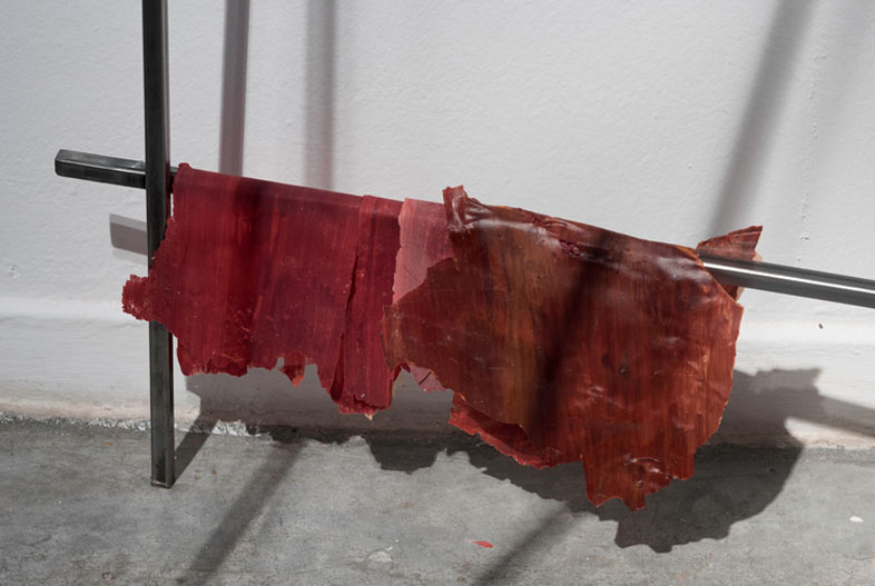 Cadalso (detail) (2016). Hierro, cera y pigmentos, 350 x 100 x 120 cm