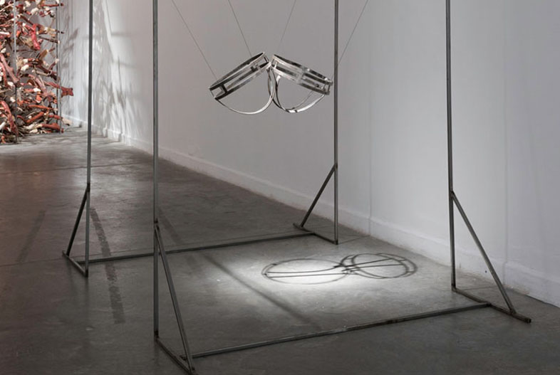 Soporte y renuncia (2016). Hierro e hilo, 225 x 141 x 201 cm