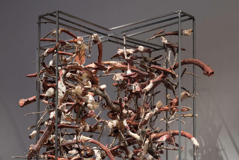 Plegaria (2016). Cera pigmentada, hierro, vendas, yeso y arcilla, 260 x 154 x 174 cm