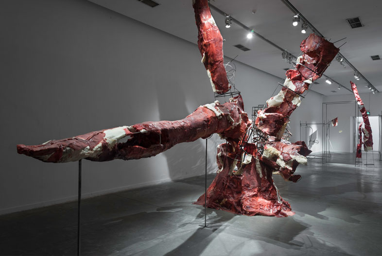 Árbol (2016). Cera pigmentada, hierro, metal desplegado y gasa, 600 x 400 x 400 cm