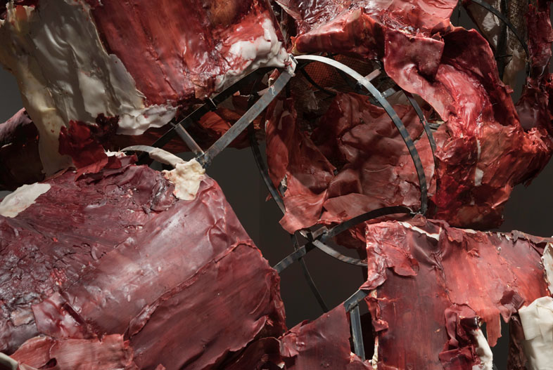 Árbol (detalle) (2016). Cera pigmentada, hierro, metal desplegado y gasa, 600 x 400 x 400 cm