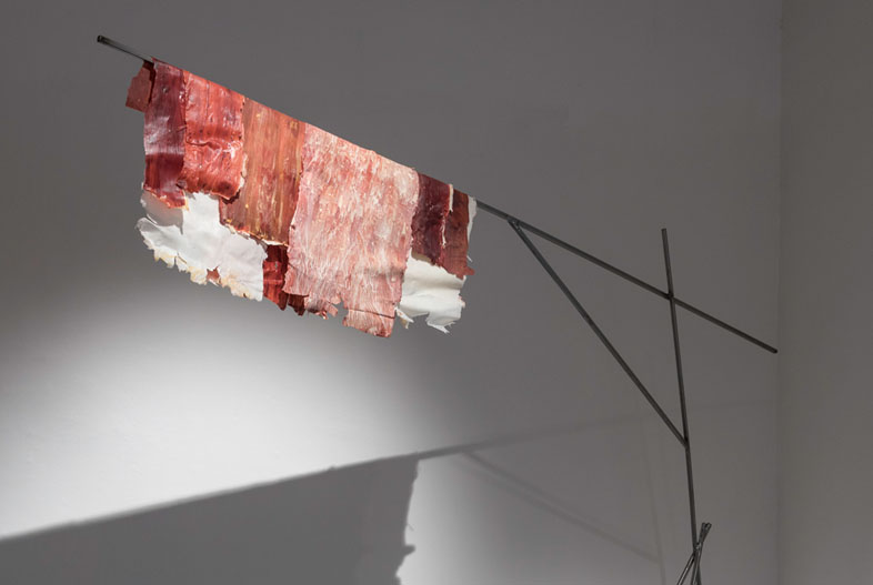 Ginche (2016). Hierro, cera y pigmentos, 260 x 350 x 90 cm 