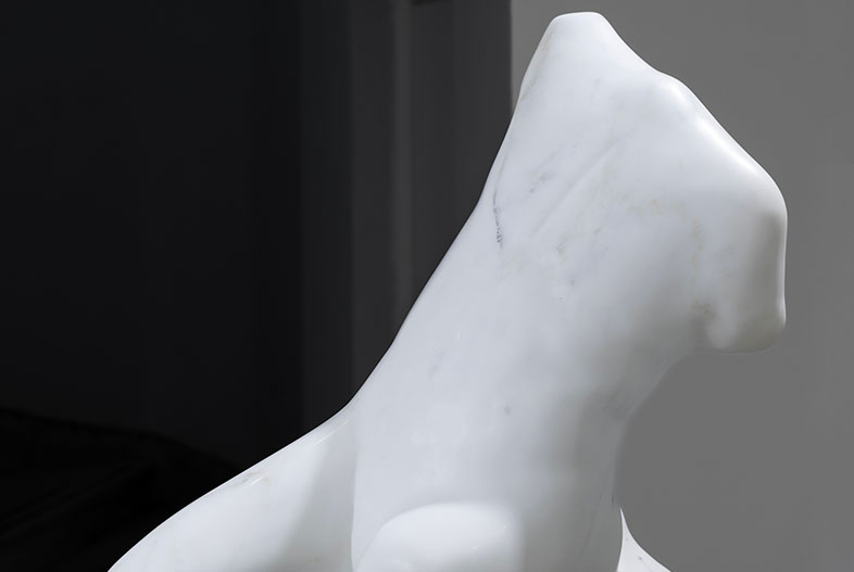 Reclining figure (2024). White marble, 60 x 56 x 32 cm